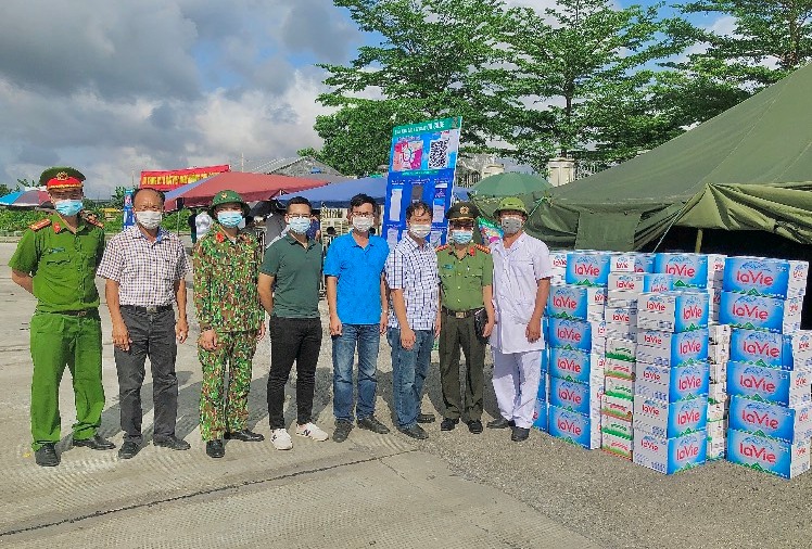 Nhiều đơn vị trên địa bàn thành phố thăm, tặng quà chốt kiểm soát dịch bệnh COVID-19 liên ngành